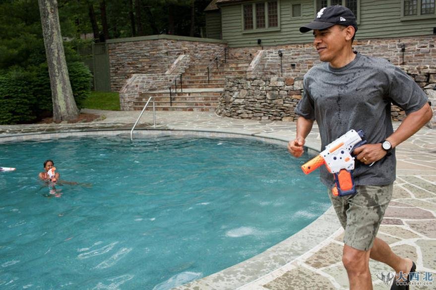 2011年6月11日，奥巴马在女儿萨莎的生日庆祝活动上玩水枪。