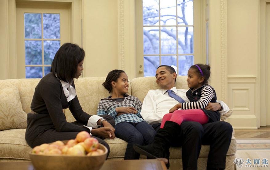 2009年2月2日，奥巴马和家人在白宫享受欢聚时光。