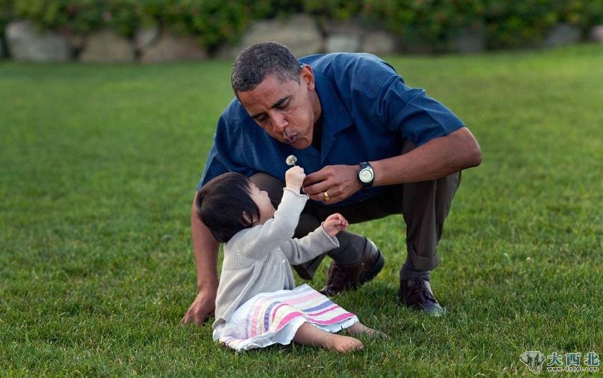 2009年8月25日，奥巴马度假期间和侄女塞维塔一起玩耍。