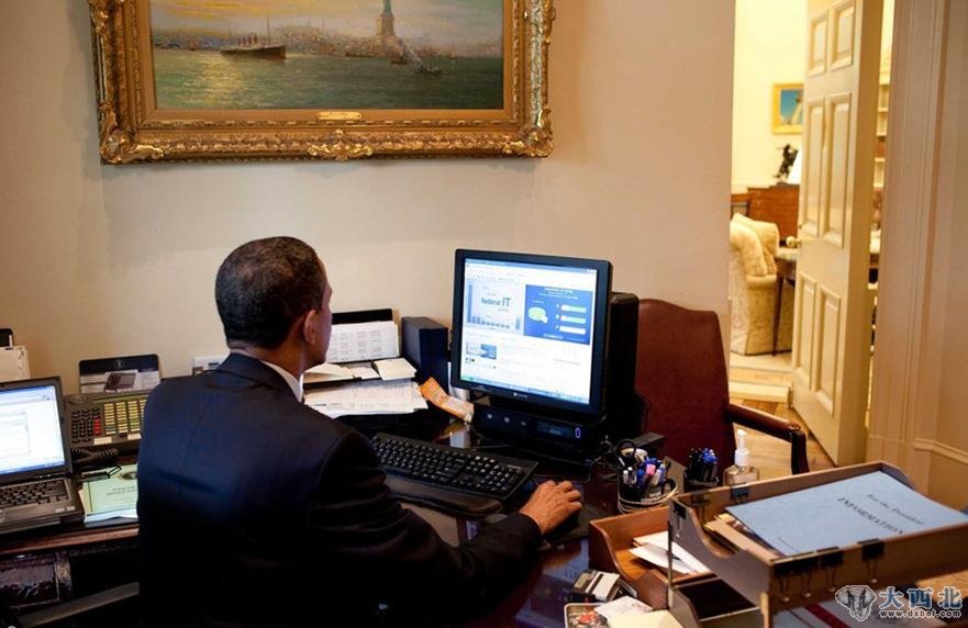 懂科技：2009年7月2日，奥巴马在白宫电脑上测试新的联邦政府IT仪表盘。