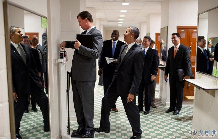 富有幽默感：2010年8月9日，奥巴马的助理马文·尼科森在秤盘上称体重时，奥巴马故意从后面把脚放在秤盘上，而马文浑然不知。