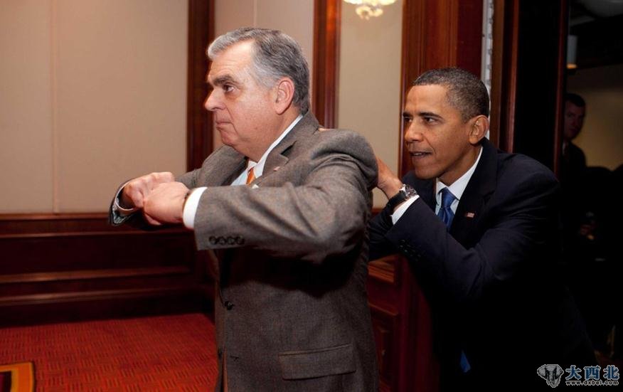 2010年1月29日，奥巴马在巴尔的摩出席众议院共和党的一个议题会议前，躲在交通部长雷·拉胡德身后让其为自己“打掩护”。