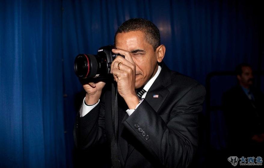 2009年2月18日，奥巴马在一个演讲前试用摄影师的相机。