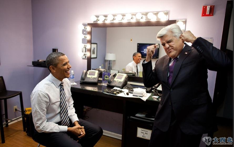 2011年10月25日，奥巴马录制《杰·雷诺今夜秀》前在后台与杰·雷诺开玩笑。