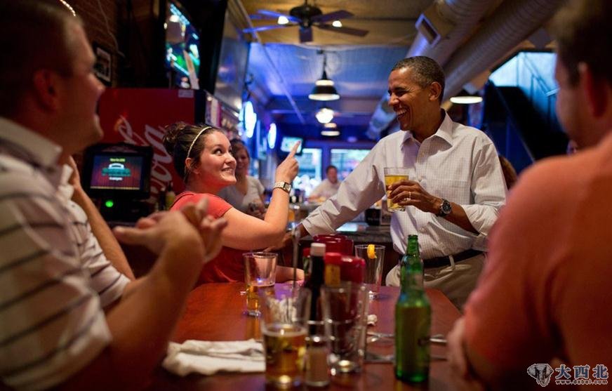 2012年8月14日，奥巴马在爱荷华州滑铁卢和民众一起喝酒交流。