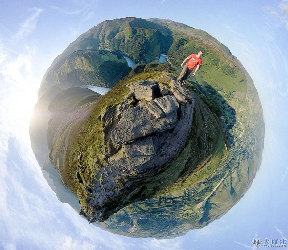 英国34岁摄影师丹·阿克尔拍摄制作了一套精美绝伦的全景照片。与日常拍照迥然不同的是，他通过图像编辑软件对相片进行处理，将其制作成球形，如同一颗颗小行星。这些照片全景记录了英国最高山脉本尼维斯山、白云石山脉到英国谢菲尔德市中心的美丽景色。