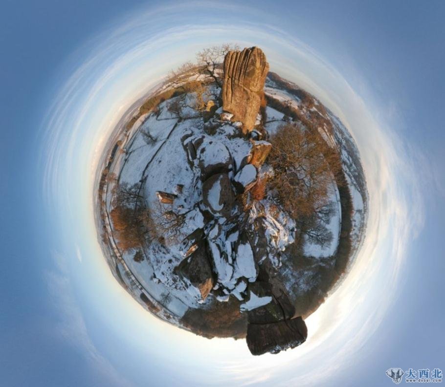 英国34岁摄影师丹·阿克尔拍摄制作了一套精美绝伦的全景照片。与日常拍照迥然不同的是，他通过图像编辑软件对相片进行处理，将其制作成球形，如同一颗颗小行星。