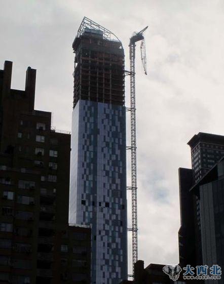 《纽约时报》最近发表文章，把大楼称为“亿万富豪俱乐部”。这座楼建成后高达百米，成为纽约最高的住宅楼，一时成为新地标。