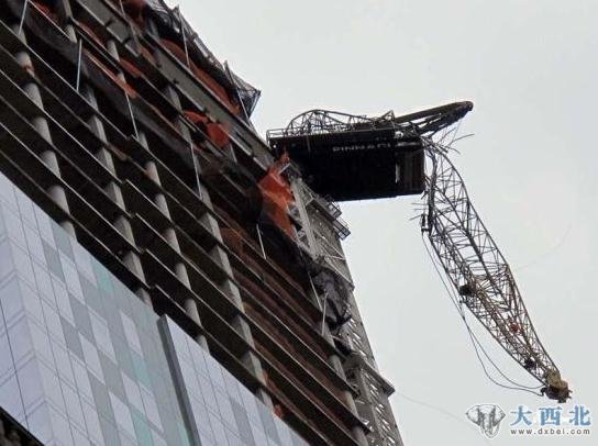 纽约曼哈顿中城一座正在建设中的超级豪宅，由于飓风吹袭，吊车折断，成为风暴过后的新地标。