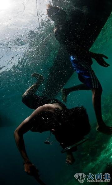 巴瑶族是地球上最后一个海上游牧民族，很多族人都是出色的潜水能手。