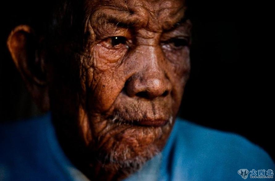 巴瑶族老寿星帕克·赛德尔·巴库，据说已经100多岁，曾经是托罗希杰村的巴瑶族首领。他是马来拳大师，同时深谙传统医学。