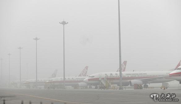 2月28日，雾霾中被迫关闭的北京南苑机场。中新社发 崔楠 摄