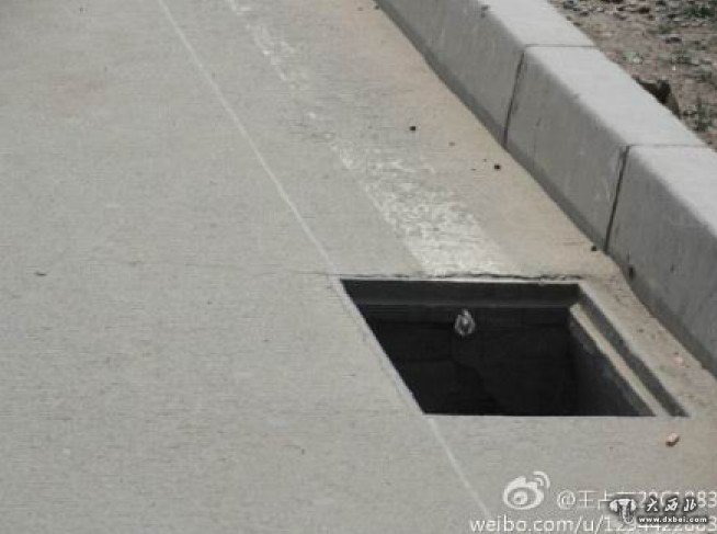 雁滩雁北路、雁园路无井盖（王占东）