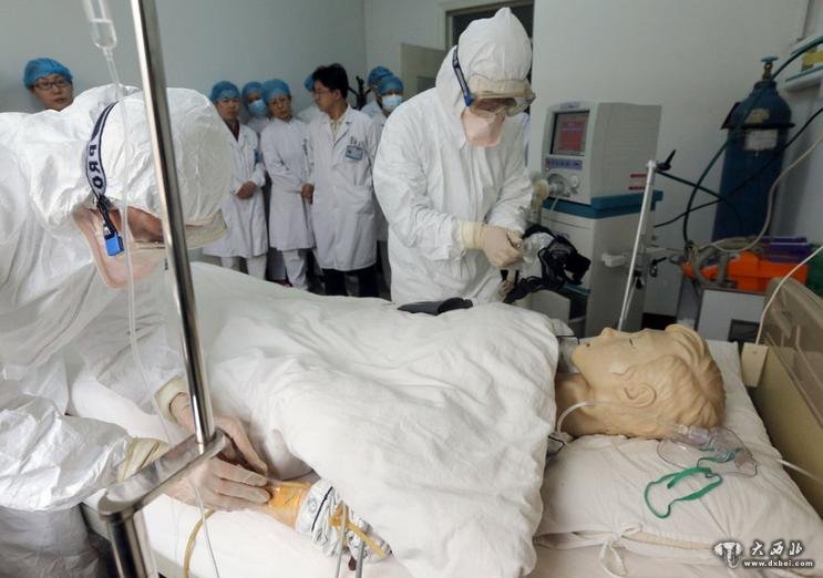 　　4月3日，山东省青岛市胸科医院，一场应对H7N9禽流感应急演练正在进行。医护人员在ICU中对患者进行救治，使用呼吸机。CFP