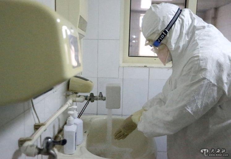 　　4月3日，山东省青岛市胸科医院，一场应对H7N9禽流感应急演练正在进行。在医护人员走出隔离区的过程中需要洗多次手。CFP