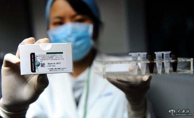 　　4月3日，广东省广州市，两剂H7N9禽流感病毒试剂抵达广州，每剂试剂可以测试200例病例。图为当天刚从北京空运送达省疾控中心的试剂外壳和内部试剂包装。CFP