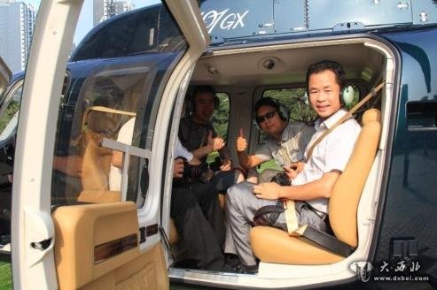2013年6月25日，郑州，在河南报业集团院内，两架搭载着摄影记者的407直升飞机升入高空，执行采访任务。