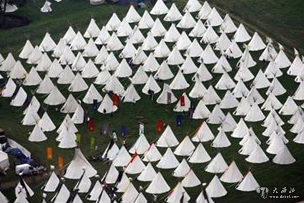 露营区：提供搭建帐篷的区域供乐迷在音乐节上安营扎寨。