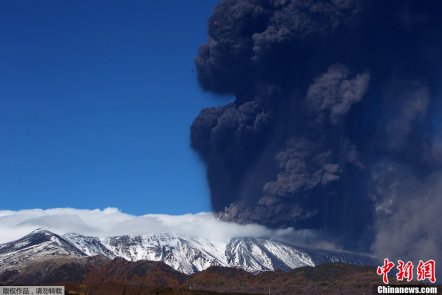 意大利埃特纳火山再次喷发 浓烟滚滚场面壮观