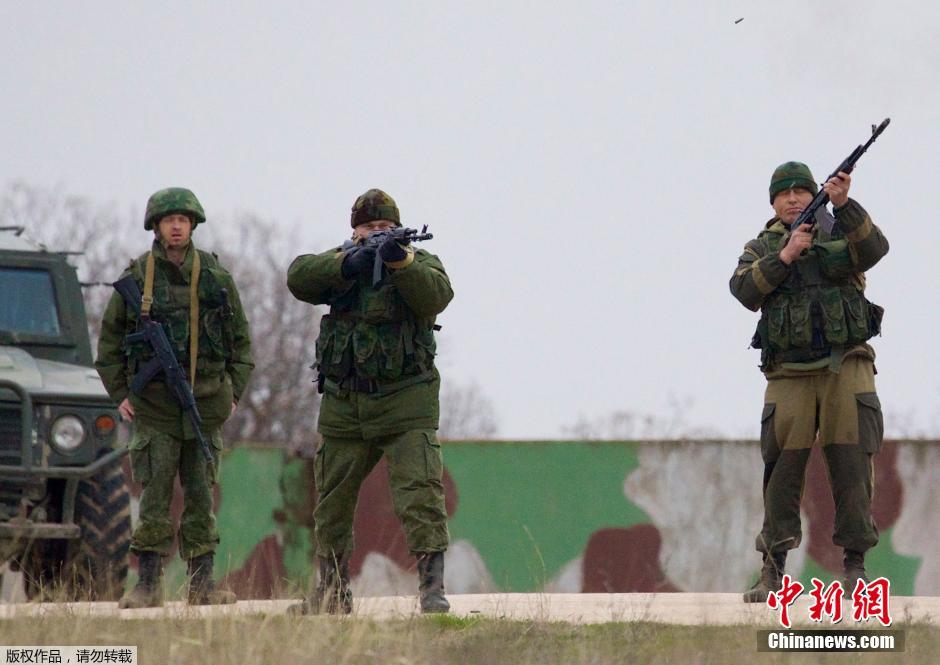 乌克兰士兵欲夺回被占基地 俄军开枪警告