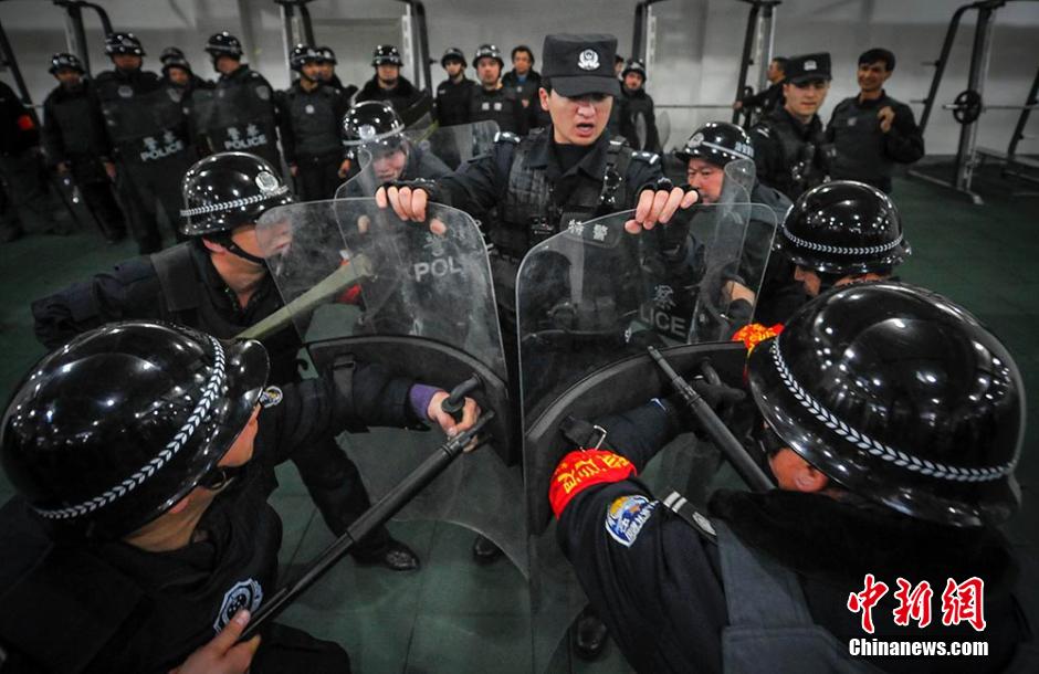 乌鲁木齐社区巡逻队员 特警队内强化处突能力