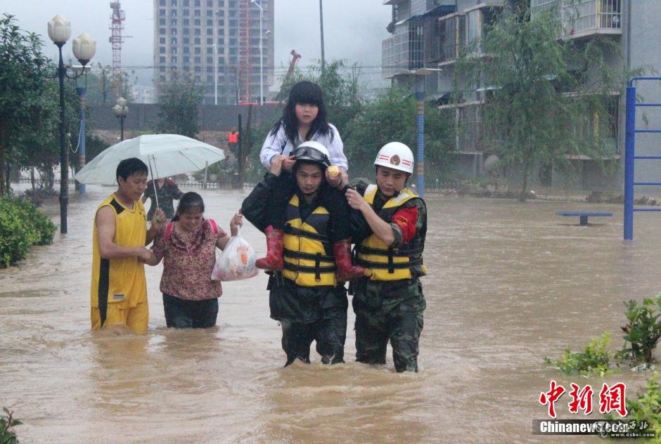 贵州多地持续强降雨 全省被“黄水”浸泡狼藉一片