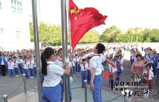 乌鲁木齐市中小学开学典礼回归传统  拜师三鞠躬开笔齐写“人”