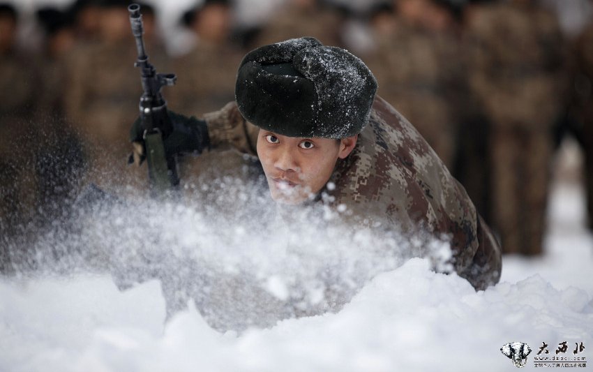 “90后”新兵爬冰卧雪 身披“冰铠甲”艰苦训练