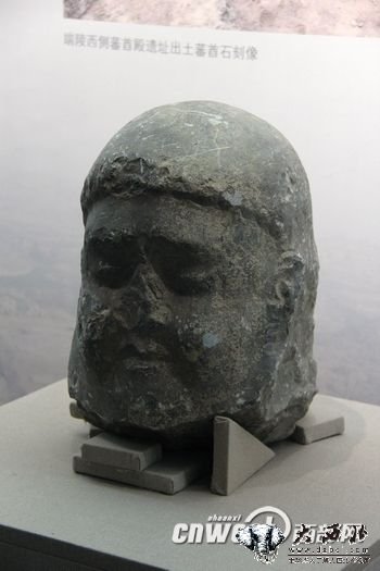 陕西省考古院在崇陵发掘的唐代番酋石像