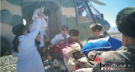 阿里牧区孕妇突感不适 雪封山新疆军区伸援手