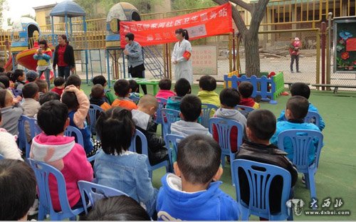钟家河社区组织志愿者 走进幼儿园讲健康知识