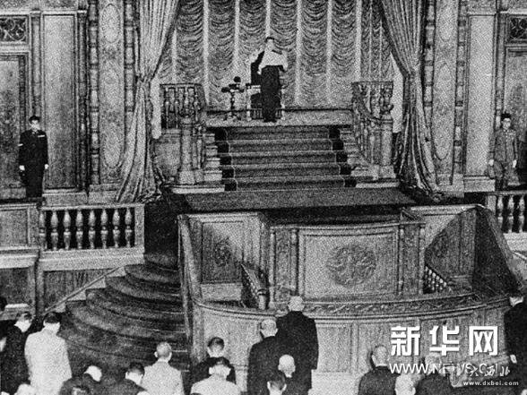 这是1945年8月14日，日本天皇向议会宣布接受《波茨坦公告》，向盟国投降