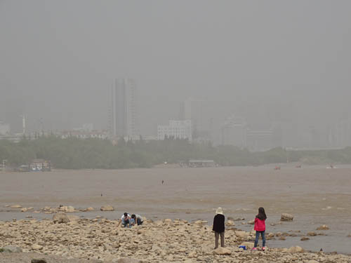 兰州出现浮沉天气