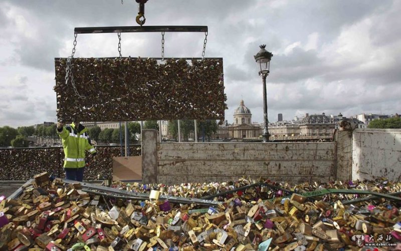 巴黎移除45吨重“同心锁“为爱情桥减负(高清组图)