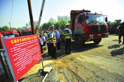 元鑫停车场占据河道被清理时竟拿出齐全证照