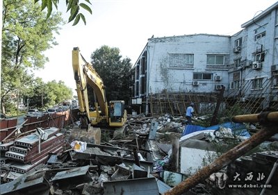 昨日，德胜门内大街93号塌陷处正在进行防汛改造。塌陷造成的深坑已回填，但修复工作尚未开始。新京报记者 彭子洋 摄