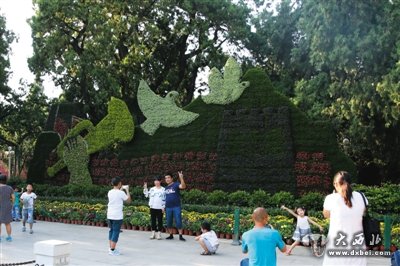昨日，中山公园内，最新的主题花坛已落成。新京报记者 卢淑婵 摄