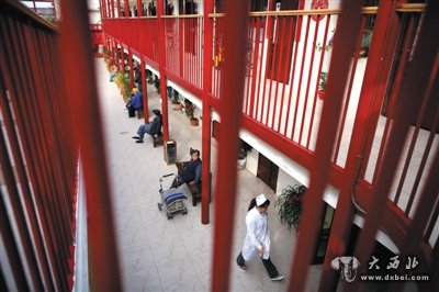 2013年3月9日，北京一家养老院里，老人们在走廊里休息，平日由护理人员来照顾老人的生活。新京报记者 侯少卿 摄