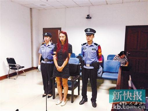 昨天上午,涉嫌故意伤害罪的闫某在北京通州法院受审。CFP供图