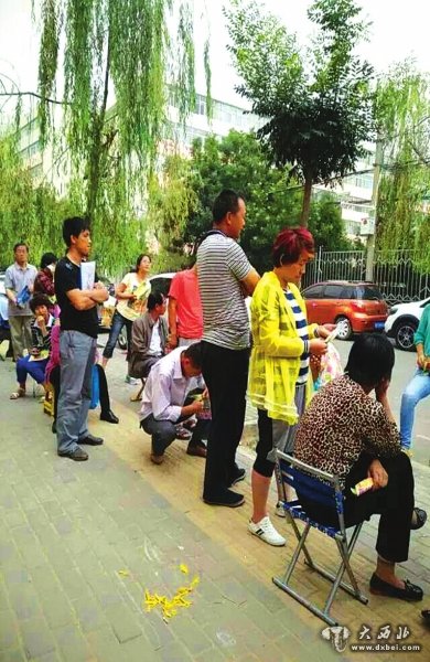 为报公立幼儿园，榆中县幼儿园门前家长通宵排队登记