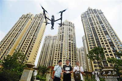 汉口城市广场尚景小区前，城管人员正在操作无人机航拍供图/CFP