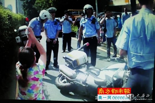 执法记录仪视频显示：司机的母亲曾跪在地上大喊。 南都记者 陈文才 摄