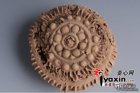 新疆吐鲁番居民1400年前就会加工月饼了 月饼整体制作精致，花纹图案搭配错落有致