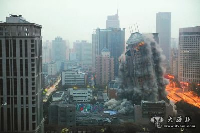 11月15日，原计划14日凌晨爆破的118米高环球西安中心金 花办公大楼成功爆破