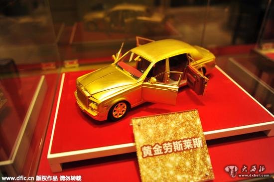 2015年4月3日，辽宁省沈阳市，由5公斤黄金打造的劳斯莱斯汽车模型亮相某商场，该款黄金车模长约30厘米，除了轿车内部和车窗，其余全部由纯金打造，售价为160万人民币。