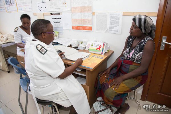10月21日，在津巴布韦马胡塞夸的中津友好医院，医生询问一名患者的病情。 马胡塞夸是非洲南部国家津巴布韦中部的一个小镇