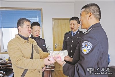 民警将追回的赃款发还失主