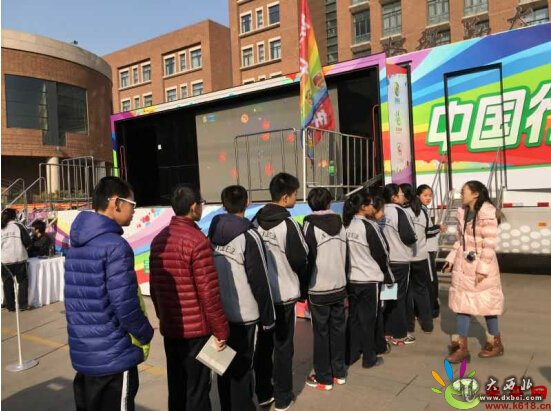 石家庄第二中学，学生们排队体验网络安全宣传车