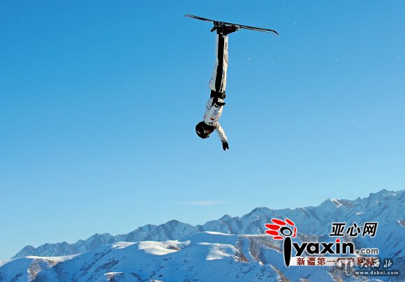 天山天池国际滑雪场，参加十三冬空中技巧比赛的选手们正在进行备战练习