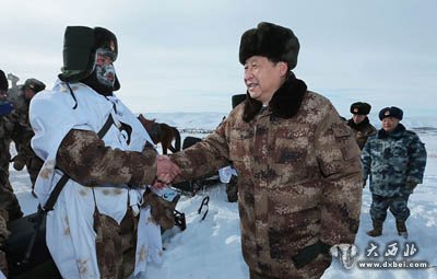 习近平来到祖国边疆的内蒙古阿尔山，冒着零下30多摄氏度的严寒，迎风踏雪慰问在边防线上巡逻执勤的官兵
